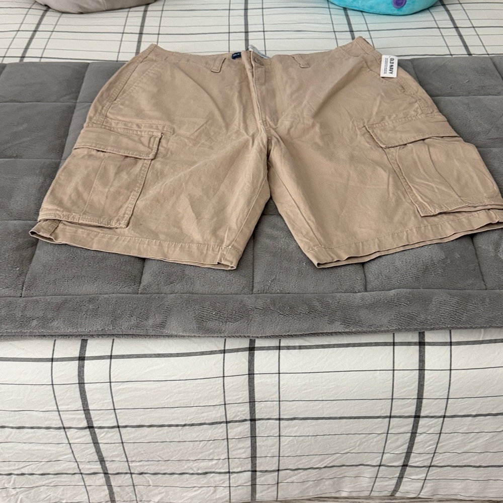 NWT Men’s Old Navy Cargo Shorts size 36 selling as a bundle - Picture 2 of 11